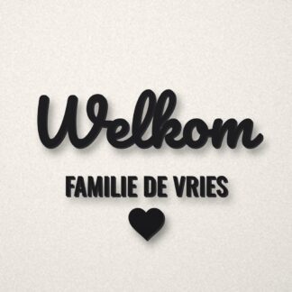 Zwart acryl uitgesneden tekst Welkom, Familie de Vries en een hartje op een lichte muur