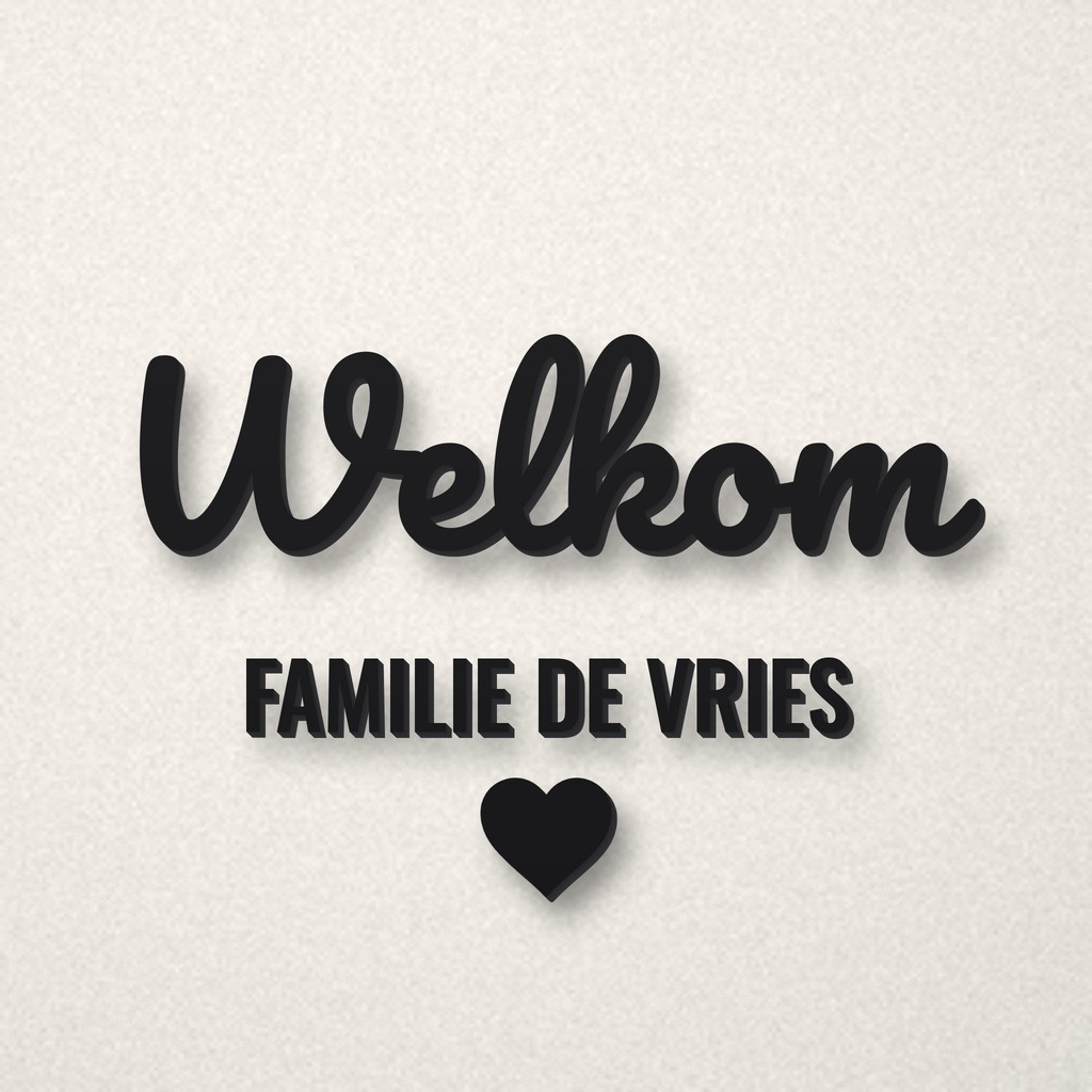 Zwart acryl uitgesneden tekst Welkom, Familie de Vries en een hartje op een lichte muur
